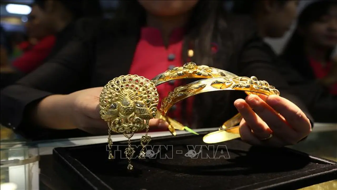 ضغوط اقتصادية متنوعة تدفع أسعار الذهب نحو انخفاض حاد في السوق العالمي